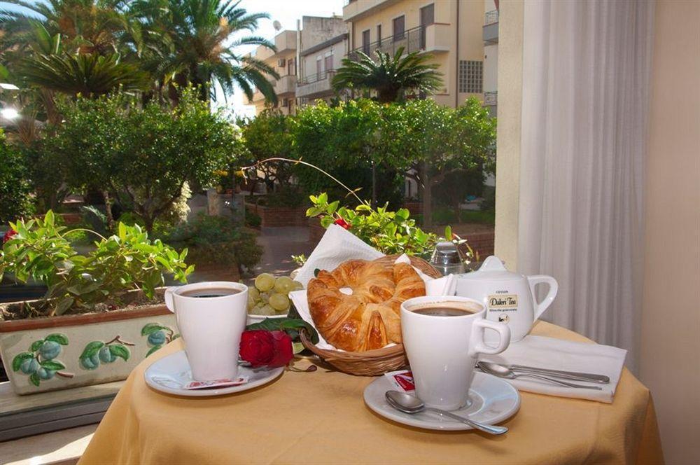 Hotel Sylesia Letojanni Bagian luar foto