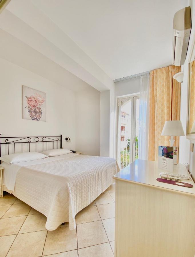 Hotel Sylesia Letojanni Bagian luar foto