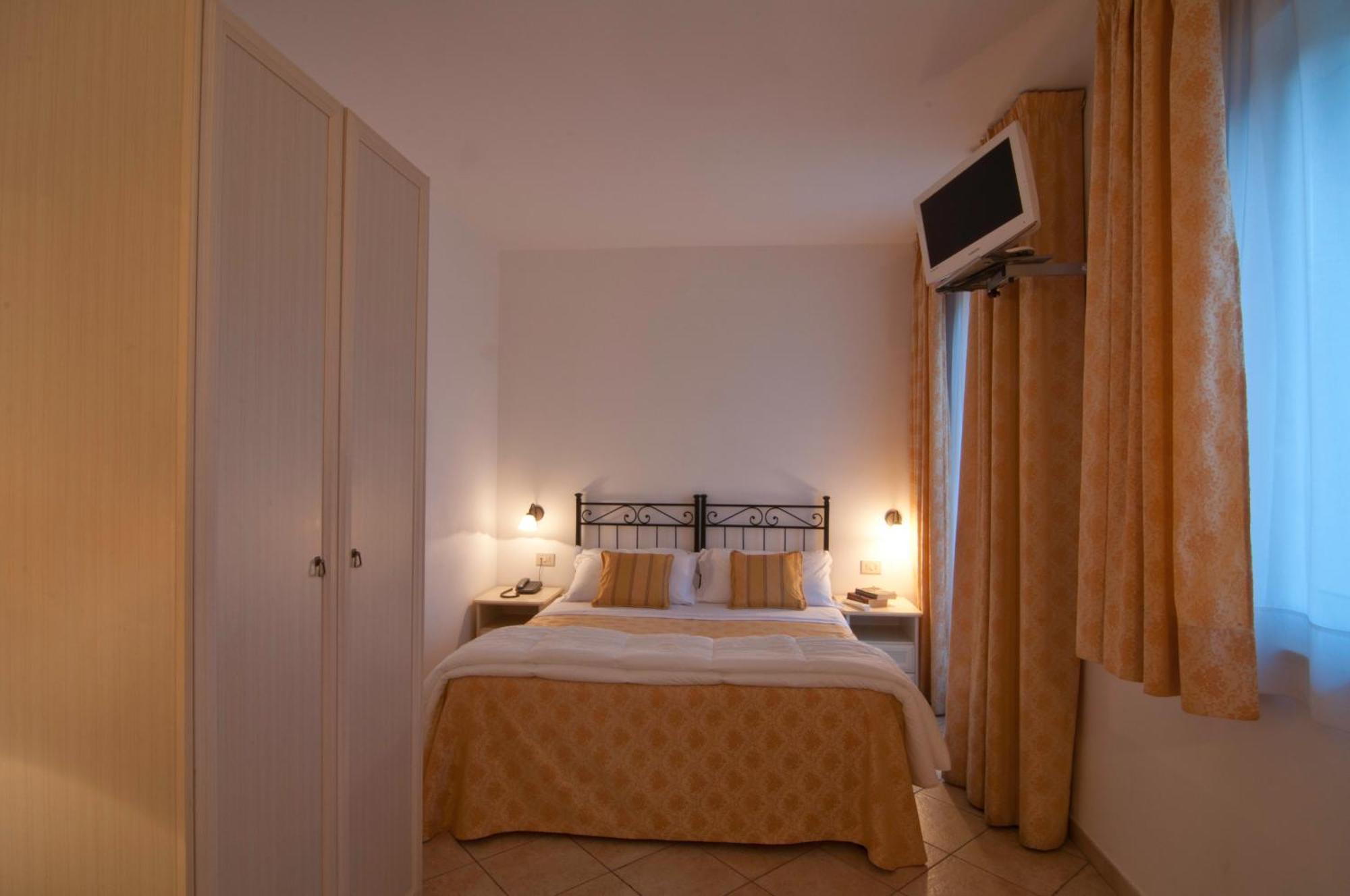 Hotel Sylesia Letojanni Bagian luar foto