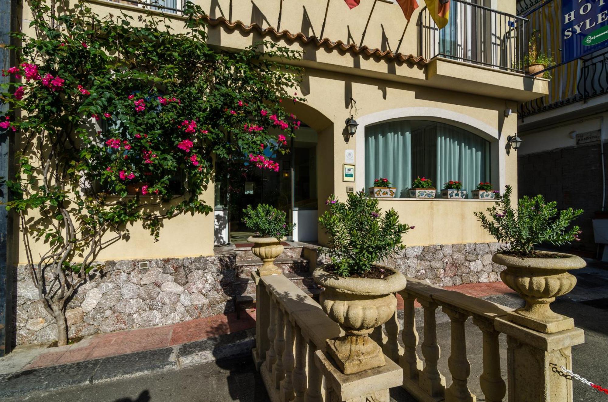 Hotel Sylesia Letojanni Bagian luar foto