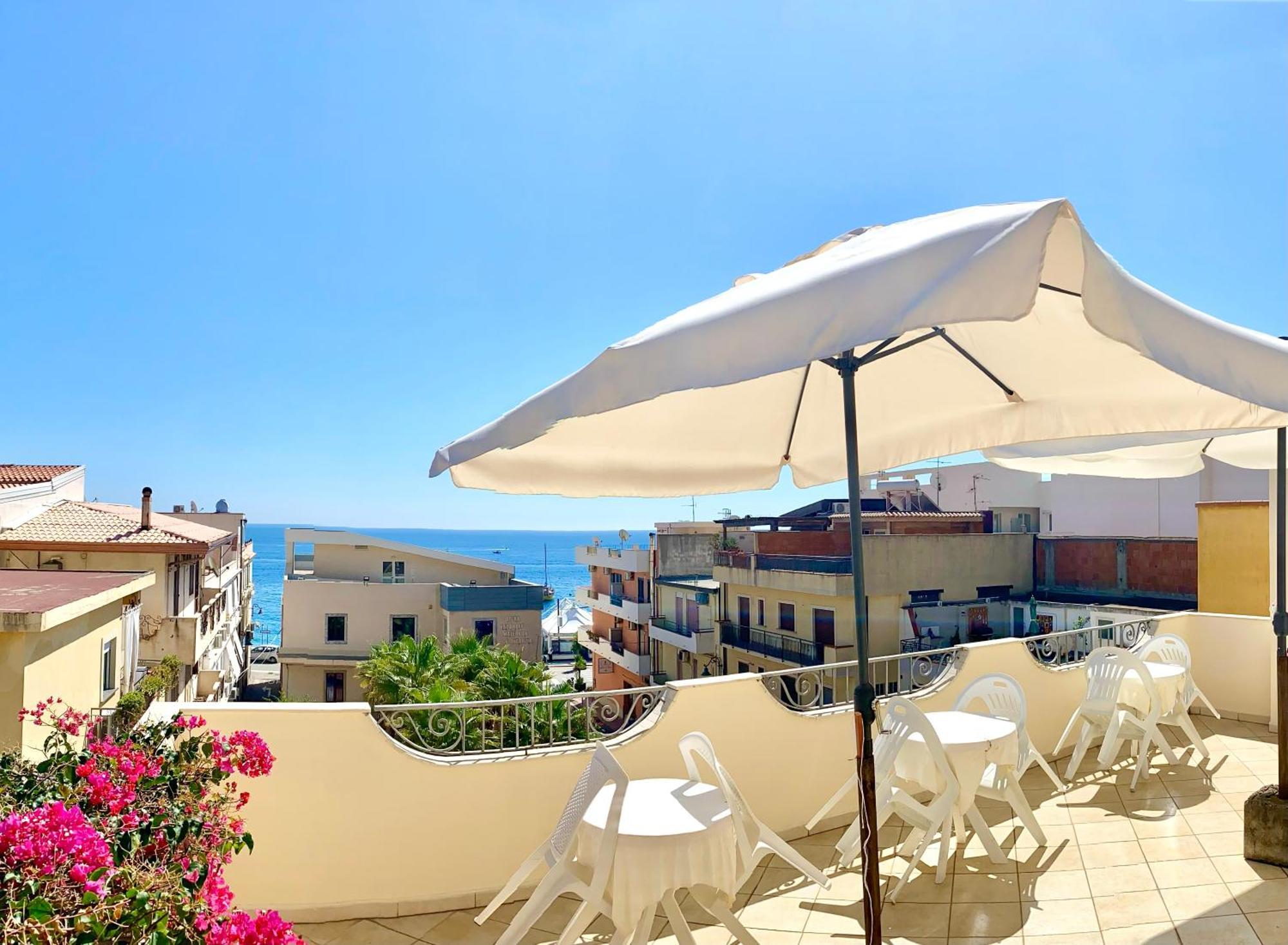 Hotel Sylesia Letojanni Bagian luar foto